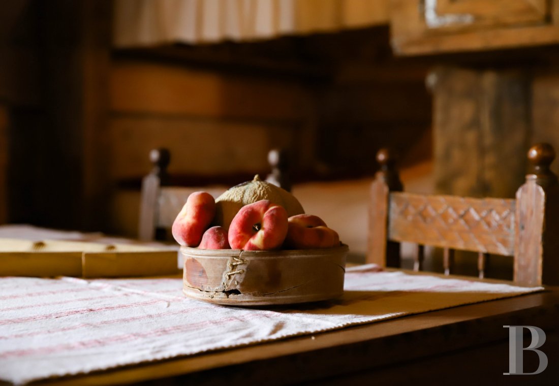 En Haute-Savoie, non loin de Morzine, une grange chalet traditionnelle en plein alpage - photo  n°21